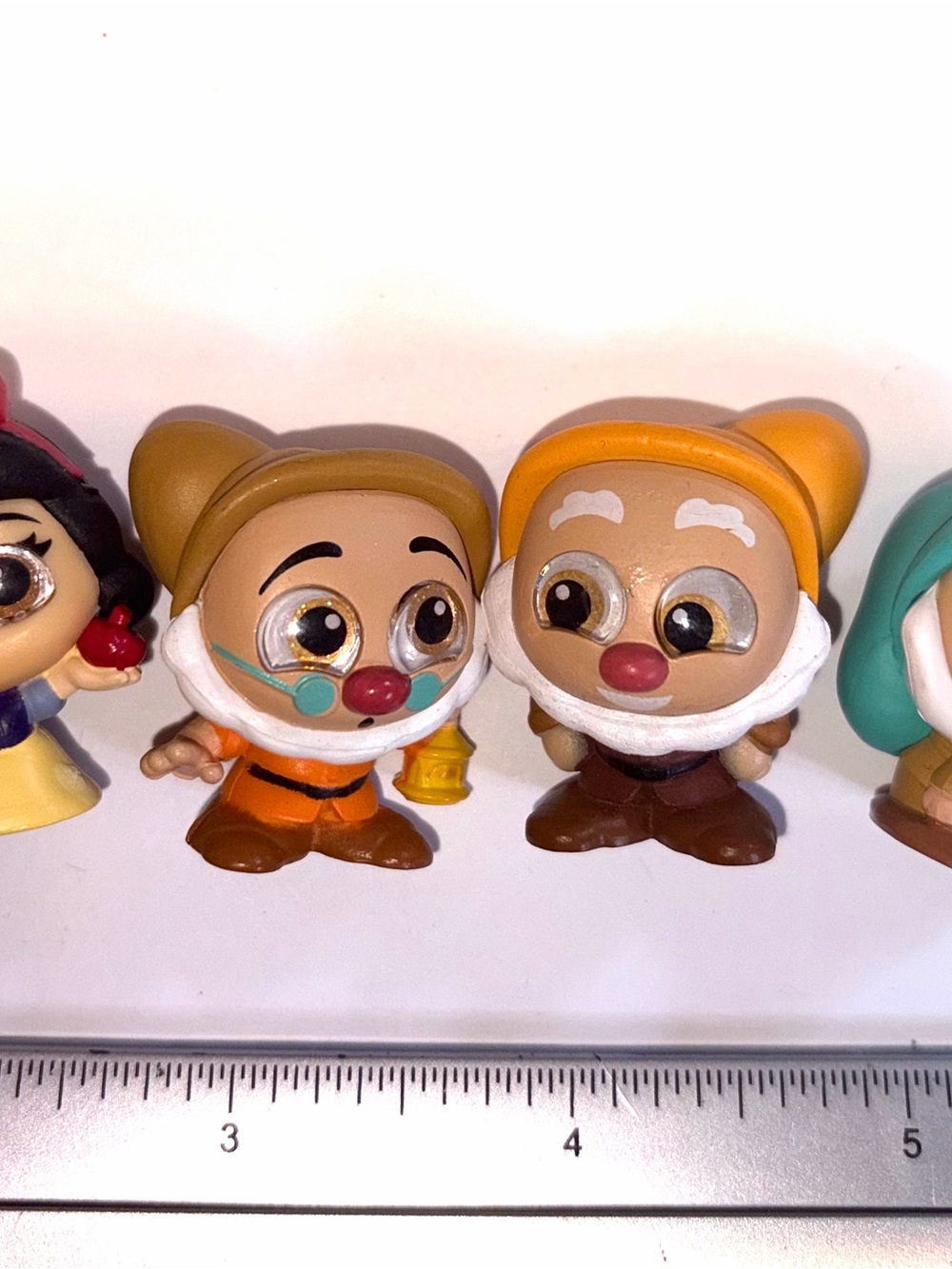 4 PC Disney Snow White & Seven Dwarfs Doorables: Snow White, Doc, Happy & Sleepy